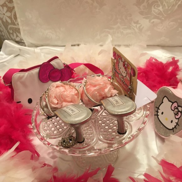 ADORABLE kitten heels and earings with hello kitty and crystal details! - Picture 10 of 11